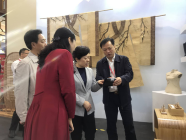 第十二届中国艺术节演艺及文创产品博览会在沪举行                     副省长吴桂英等领导参观指导ac米兰官网中文网站文创产品